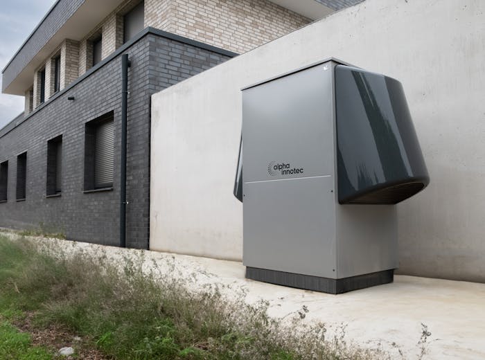 Pompe à chaleur air-eau installée à l'extérieur d'une maison