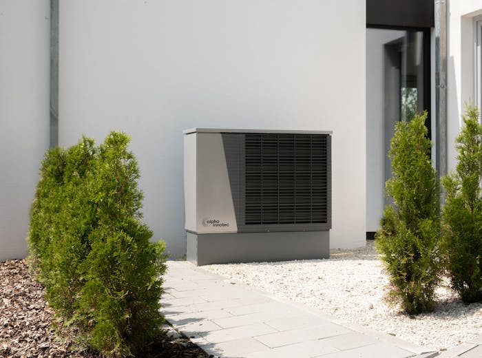 Pompe à chaleur installée devant une maison