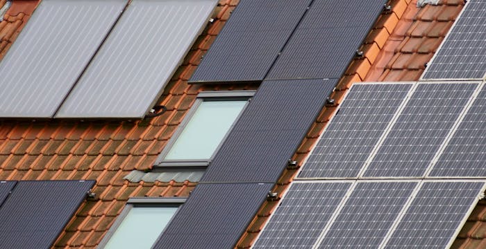 Capteurs solaires thermiques sur une toiture