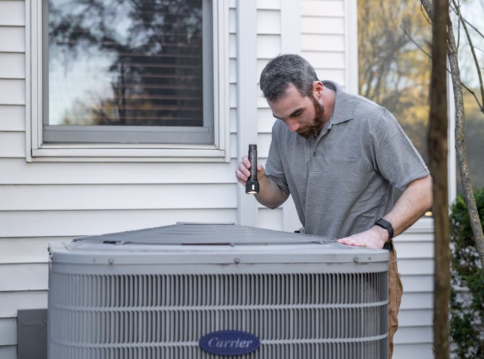 Technicien réalisant l'entretien d'une installation