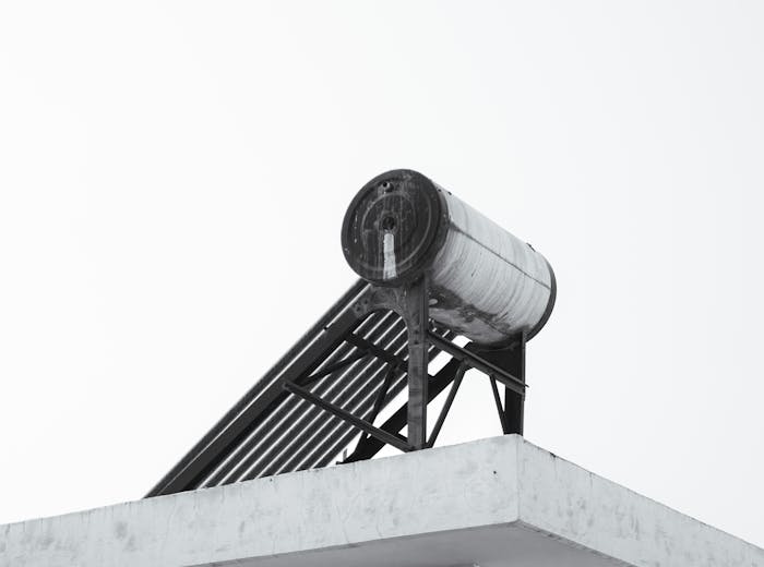 Chauffe-eau solaire installé en toiture