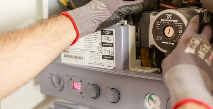 Entretien d'une chaudière par un chauffagiste