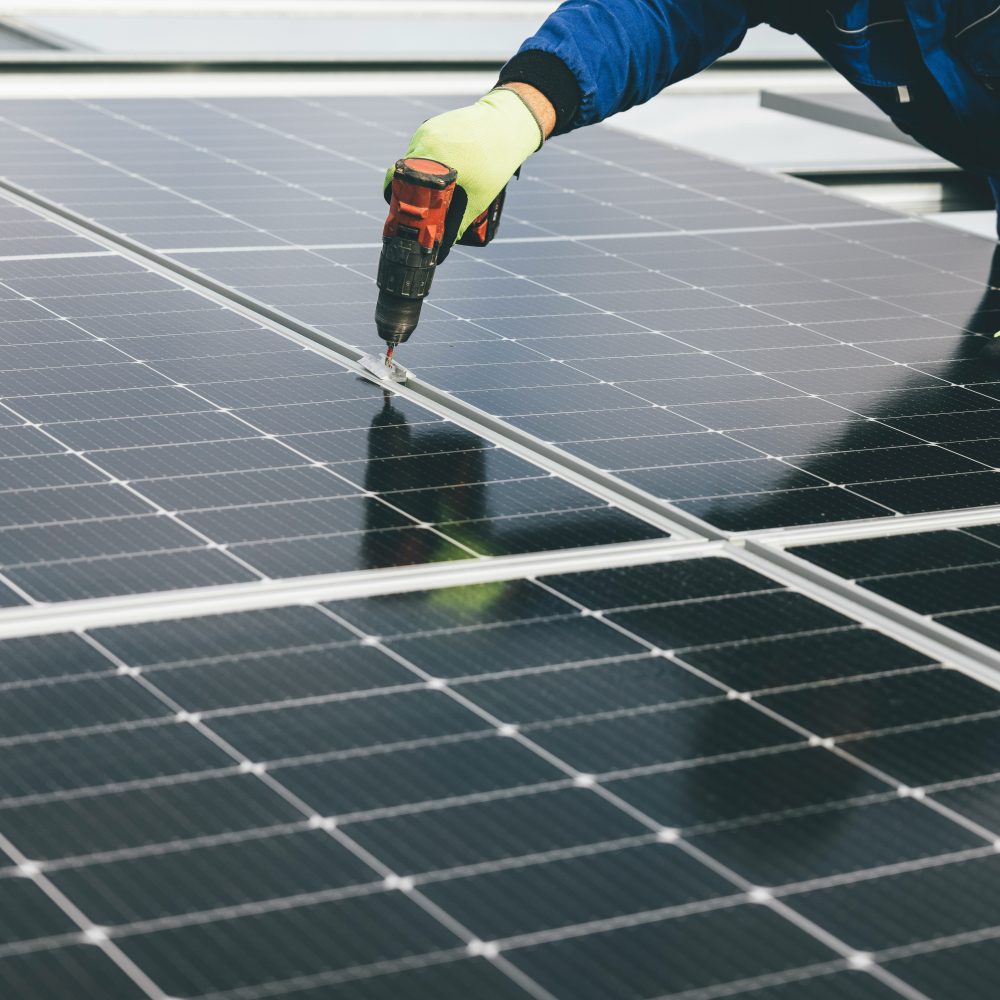 technicien en train de réparer un panneau solaire